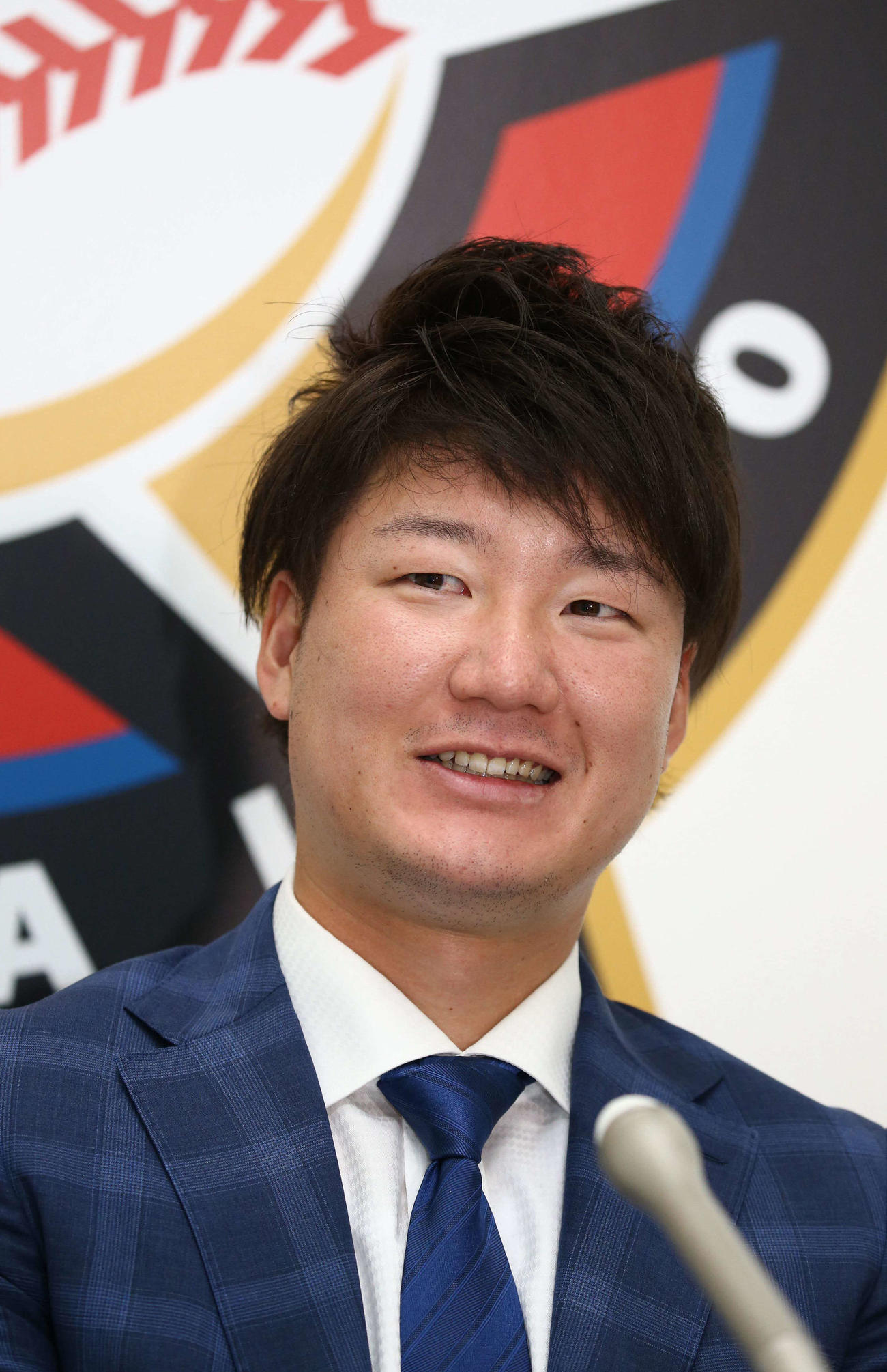 札幌市内にある球団事務所で契約更改を終え、会見に臨んだ日本ハム渡辺（代表撮影）