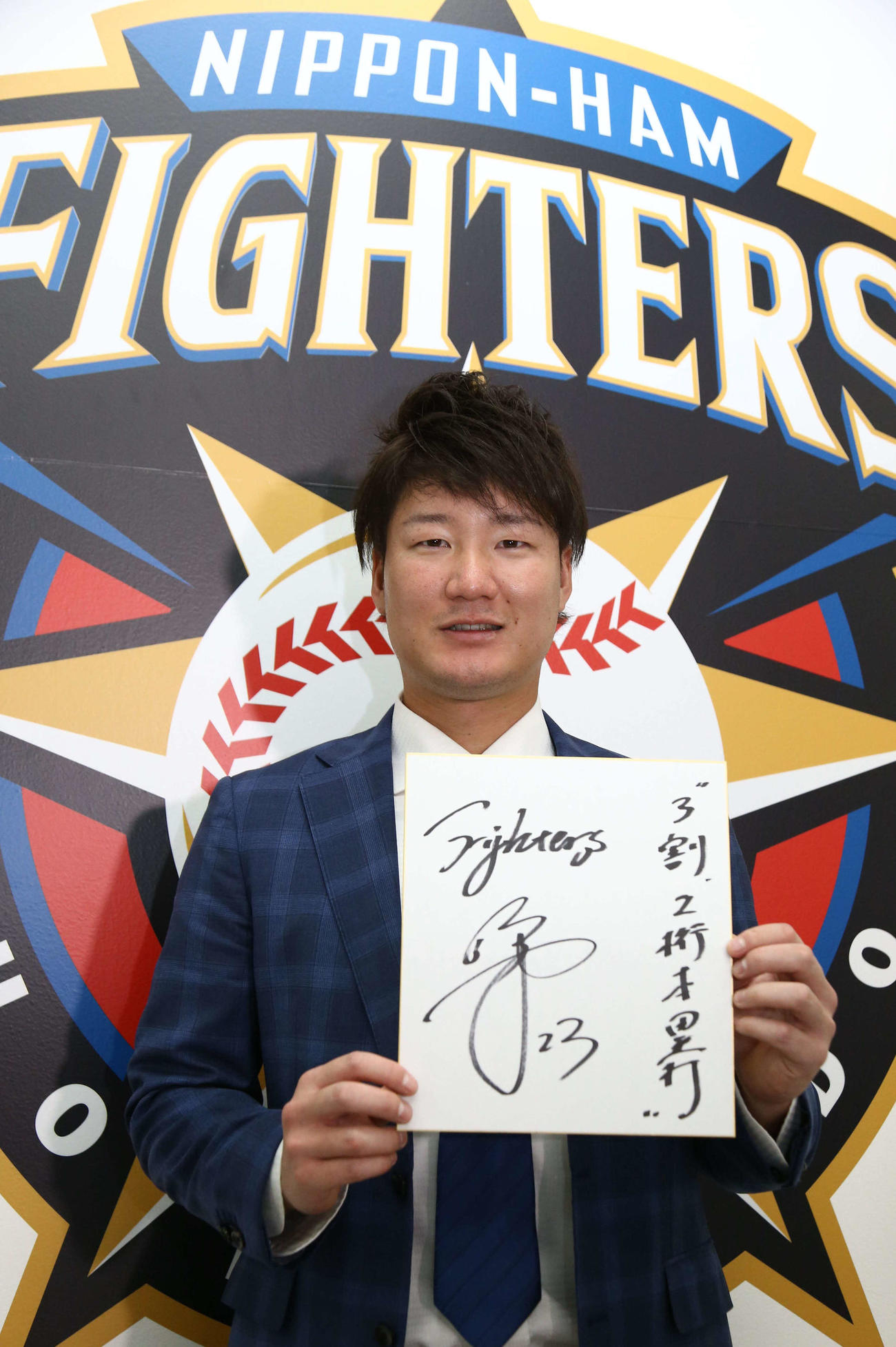 札幌市内にある球団事務所で契約更改を終え、会見に臨んだ日本ハム渡辺（代表撮影）
