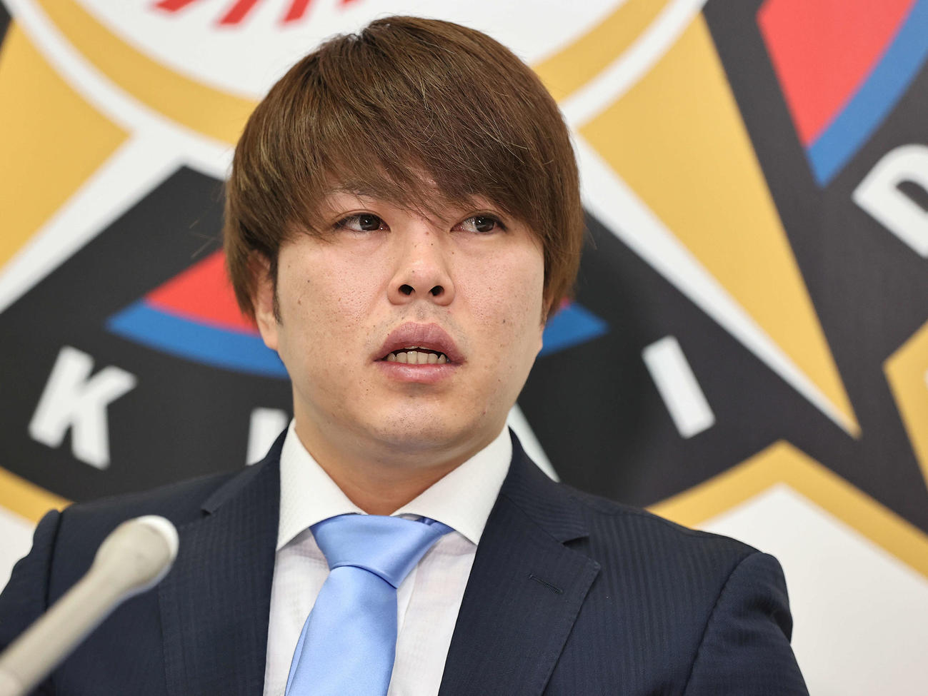 札幌市内にある球団事務所で契約更改を終え、会見に臨んだ日本ハム公文（代表撮影）