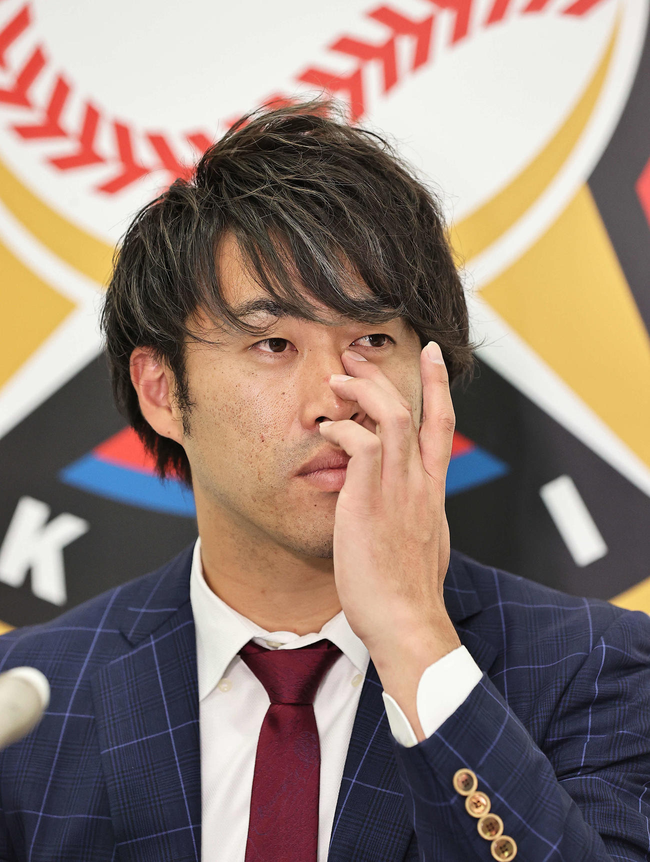 札幌市内にある球団事務所で契約更改を終え、会見に臨んだ日本ハム秋吉（代表撮影）