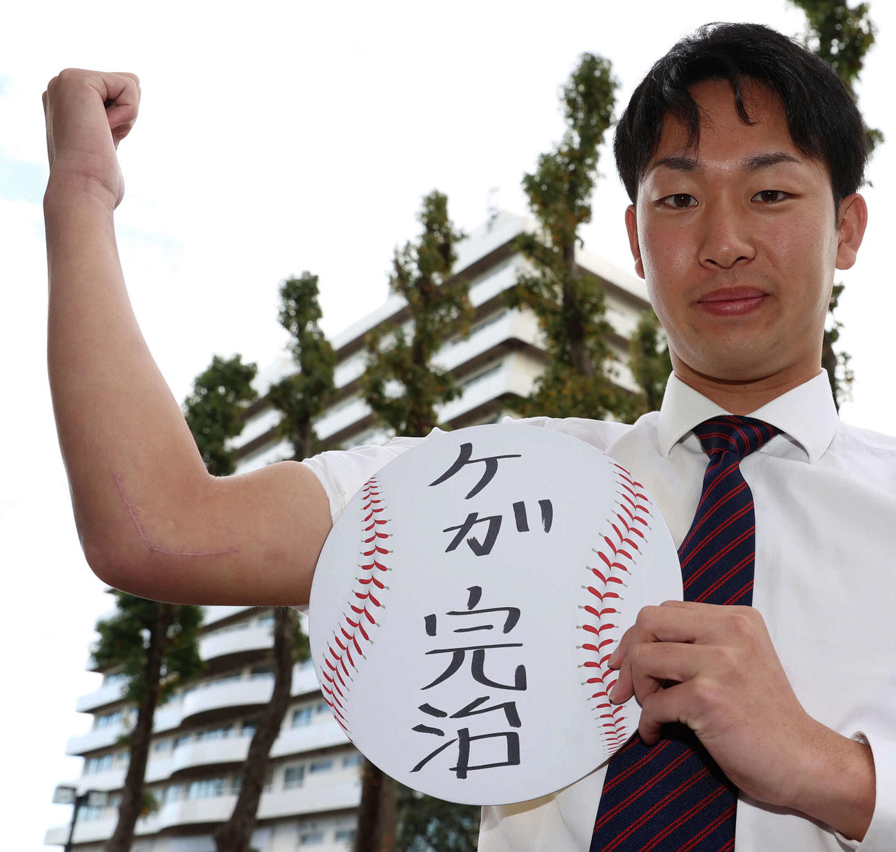 巨人ドラフト2位指名のあいさつを受け、トミー・ジョン手術のあとを見せる東海大・山崎（2020年11月10日撮影）