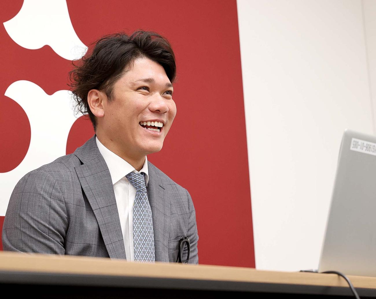 契約更改を終え、取材に応じる巨人坂本（球団提供）