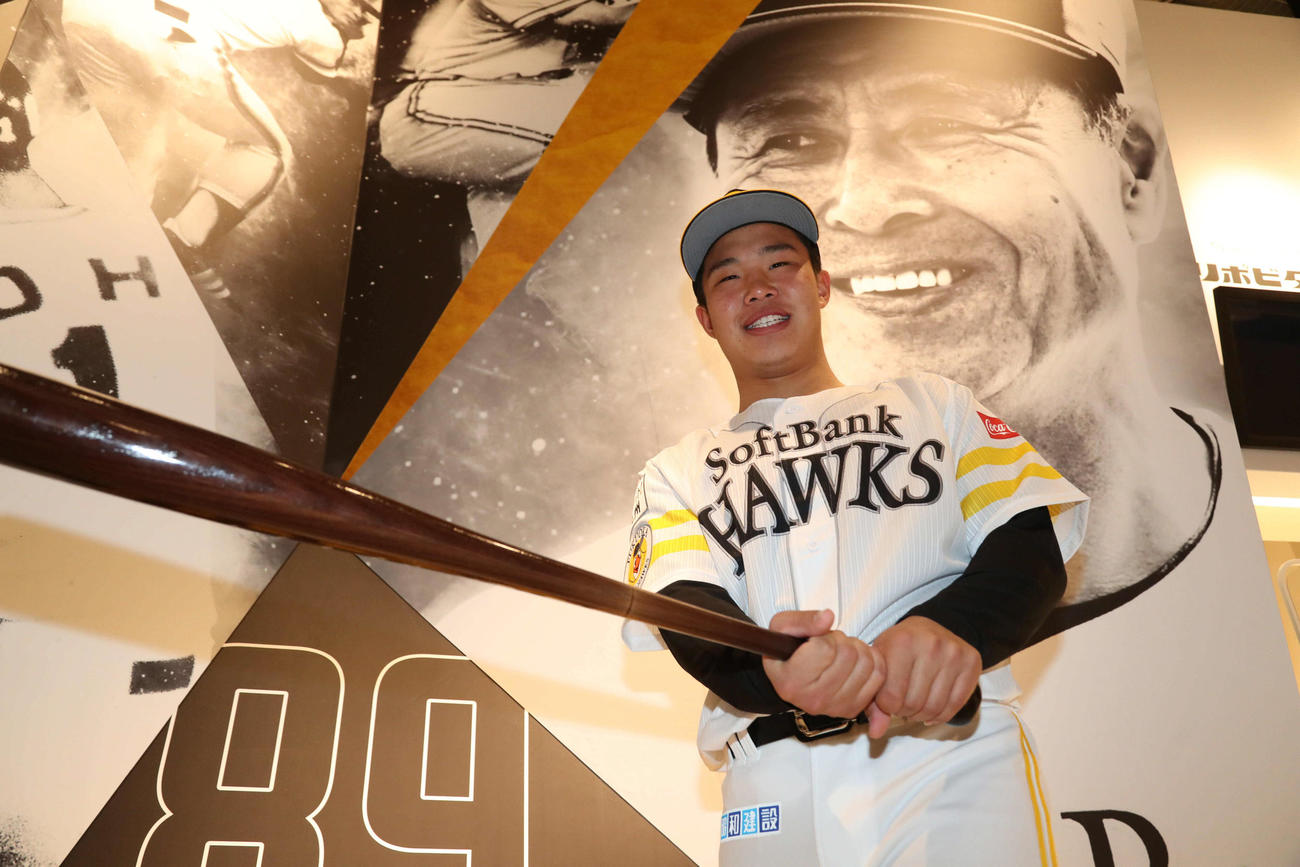 王貞治ベースボールミュージアムの前でポーズを取る井上（現場代表）