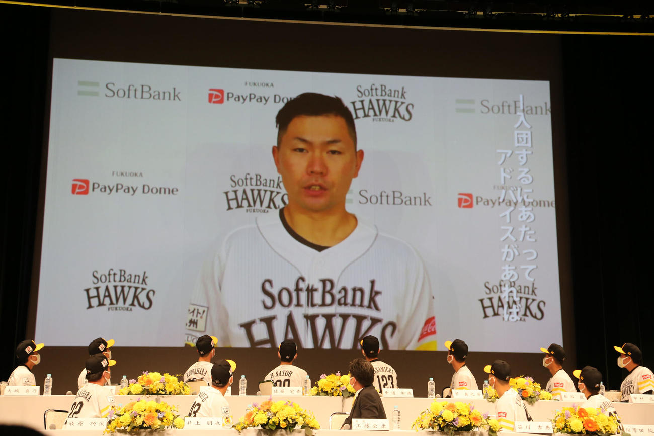 入団会見で選手会長・中村晃からのメッセージビジョンを見る新入団選手（撮影・梅根麻紀）