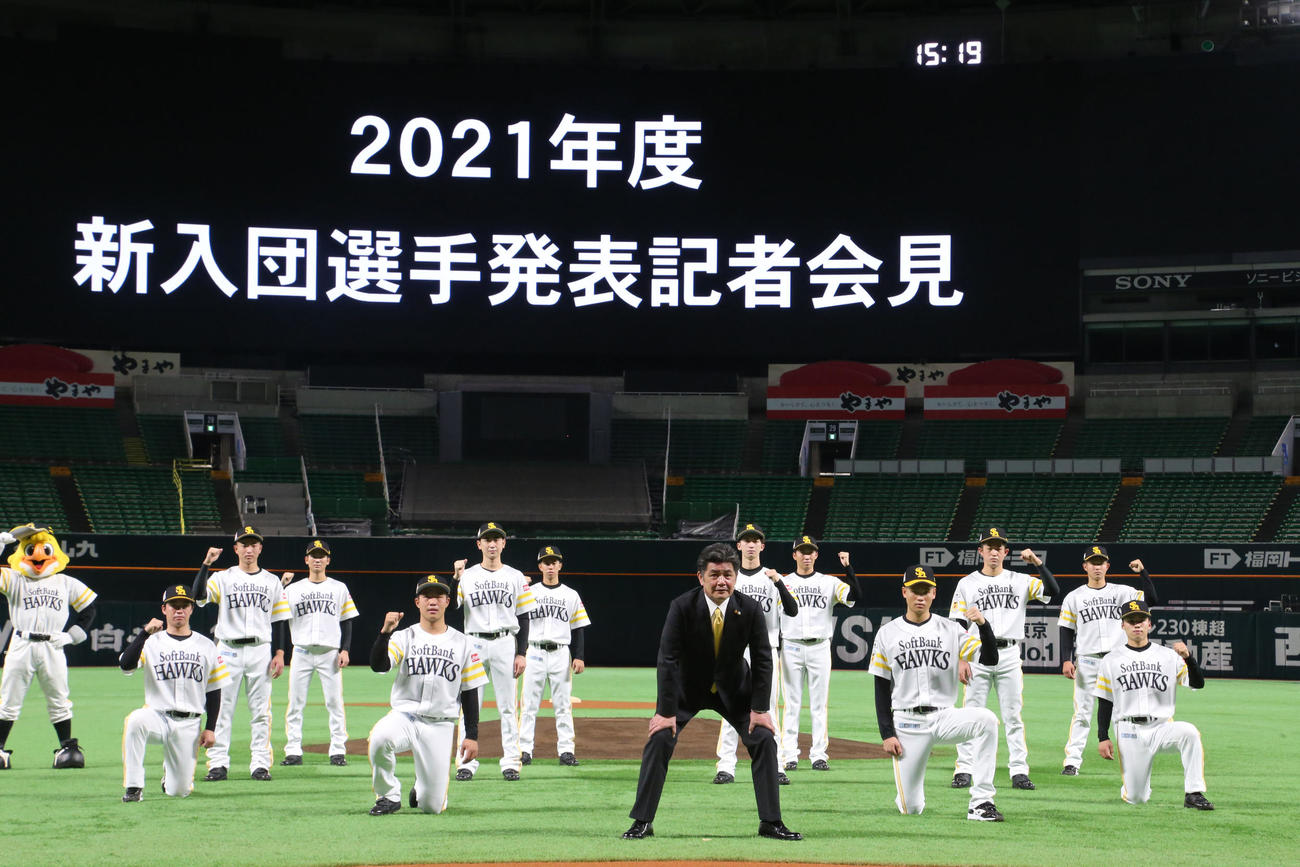 新入団会見で記念撮影に納まる左から牧原、桑原、緒方、井上、佐藤、大城、工藤監督、中道、中村亮、笹川、早、居谷、川原田（撮影・梅根麻紀）