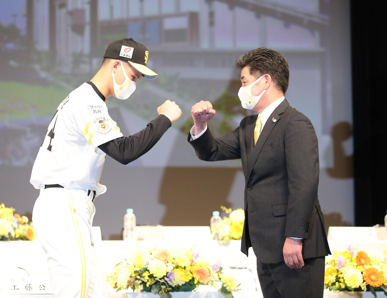 入団会見でソフトバンク工藤公康監督に肘タッチで迎えられる笹川吉康（撮影・梅根麻紀）