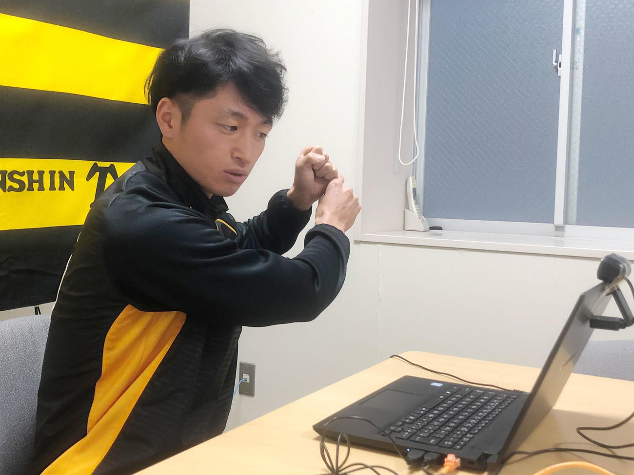 淡路市学習小学校とオンライン授業を行う近本（球団提供）