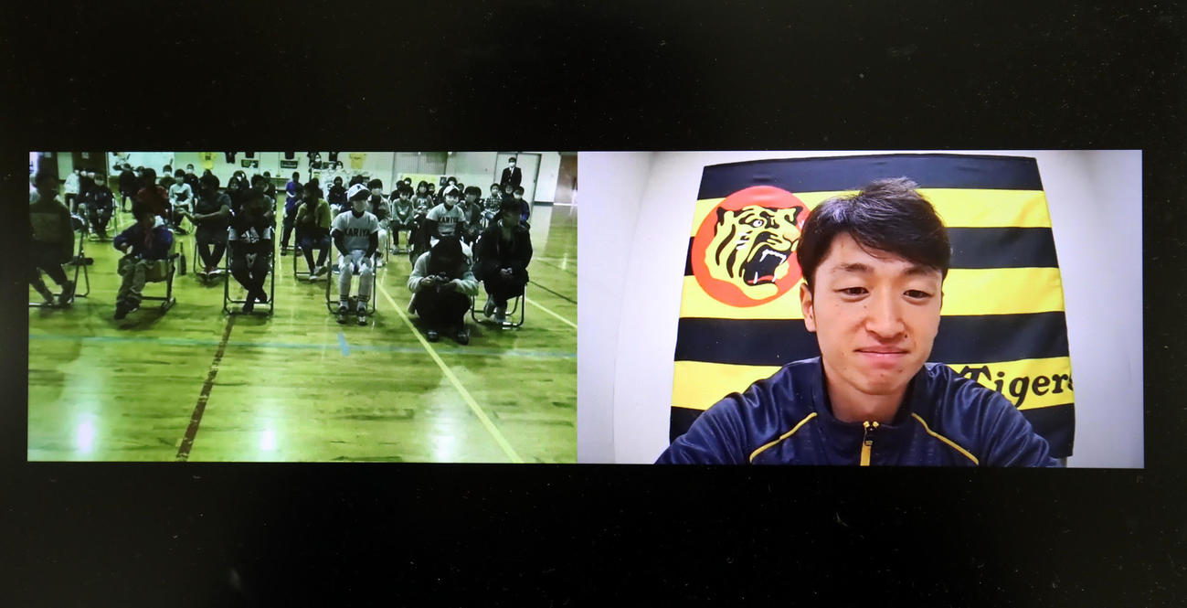 淡路市学習小学校とオンライン授業を行う近本（撮影・加藤哉）