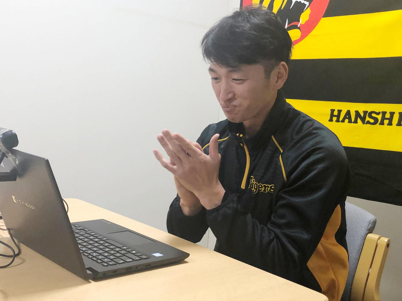 淡路市学習小学校とオンライン授業を行う近本（球団提供）