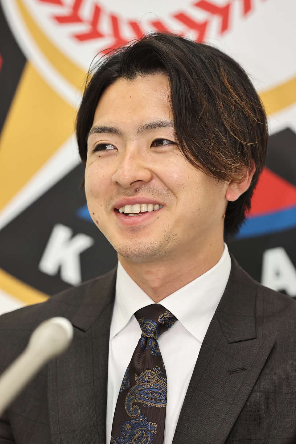 札幌市内の球団事務所で契約更改を終え、会見で笑顔をみせる日本ハム上沢（代表撮影）