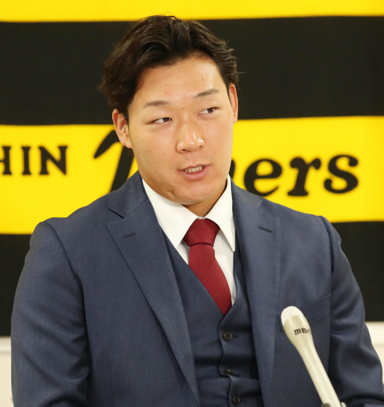 5300万円アップの1億円で契約を更改し会見する大山（撮影・加藤哉）