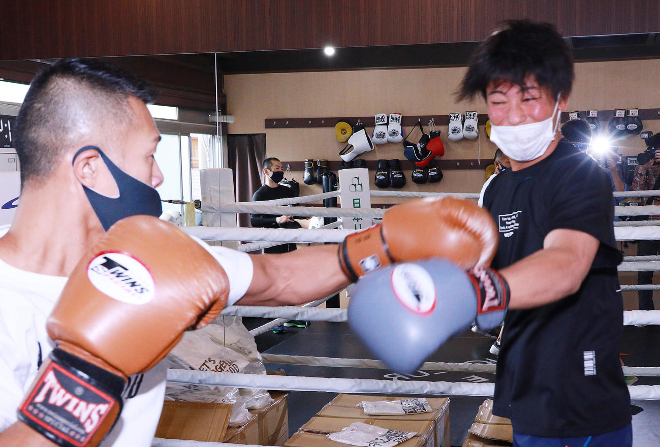 内山高志氏（左）とスパーリングを行った巨人田中優（撮影・中島郁夫）
