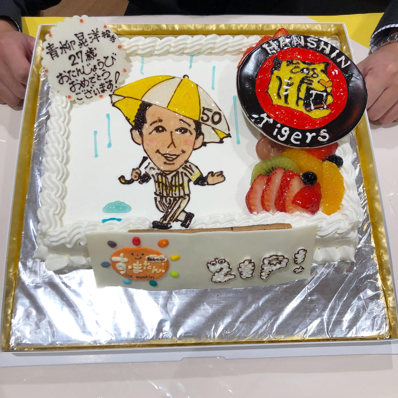 番組から青柳にプレゼントされたバースデーケーキ（球団提供）