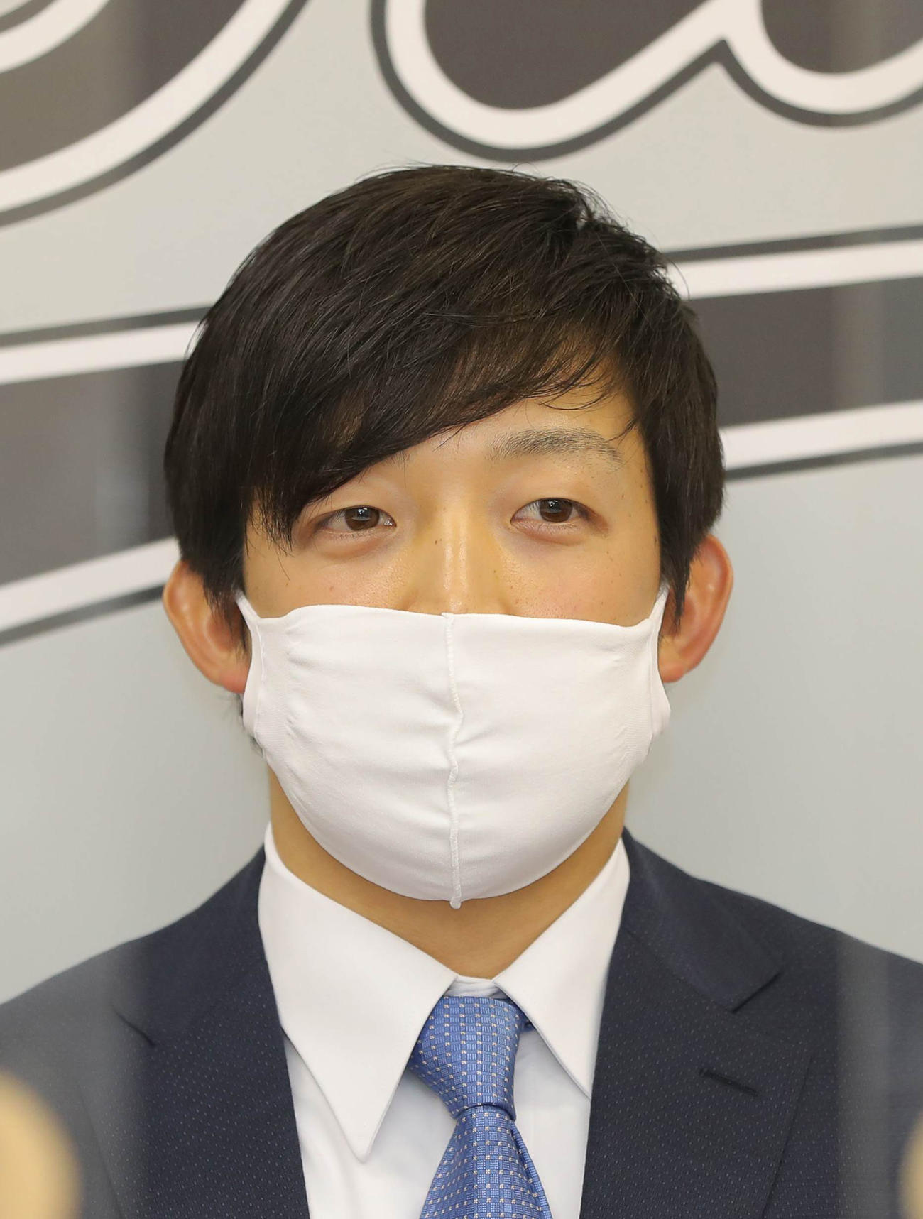 契約を更改し、会見するロッテ菅野（代表撮影）