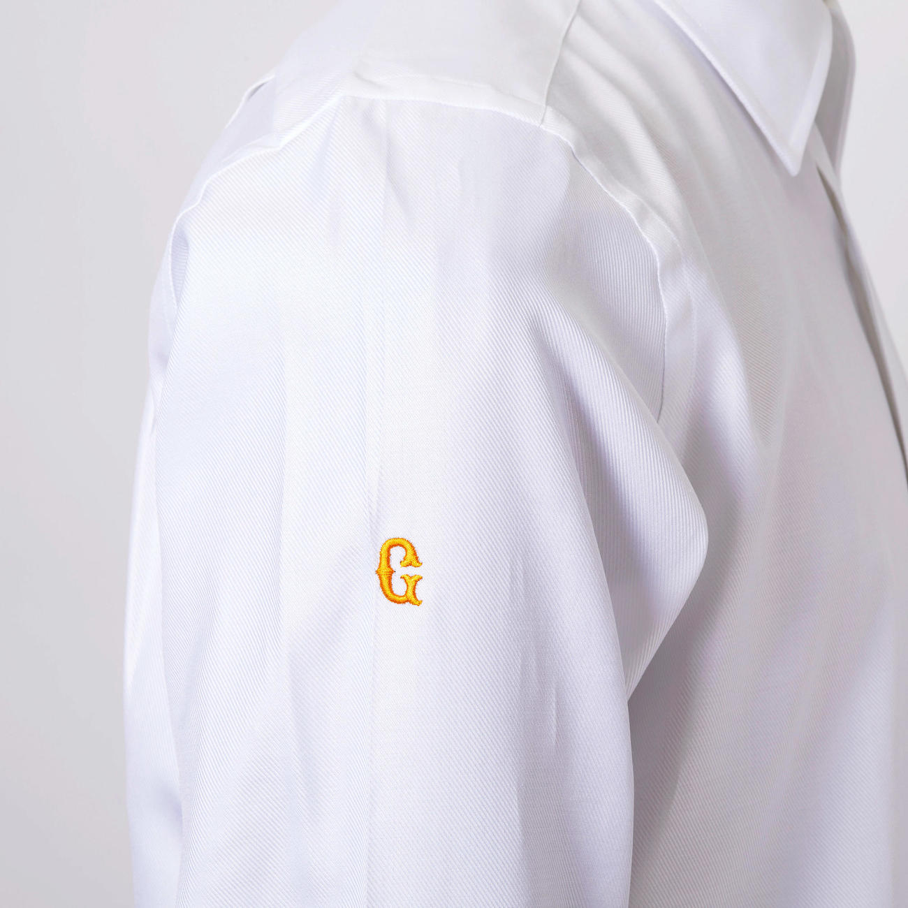 GIANTS×HITOYOSHIのパーソナルオーダーシャツの右袖には「Gマーク」の刺しゅうがあしらわれている（球団提供）