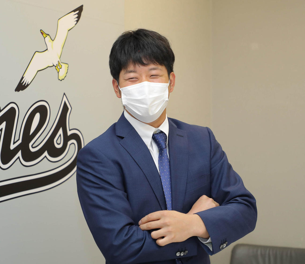 契約を更改し、笑顔を見せるロッテ柿沼（代表撮影）