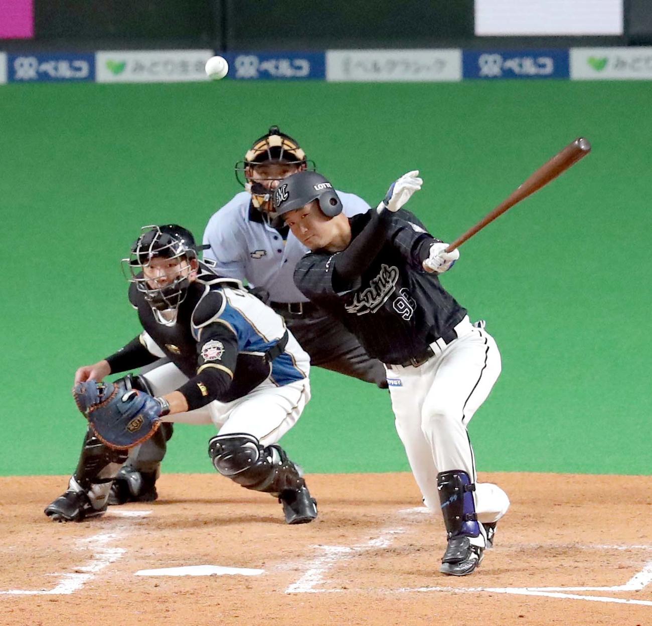 7月16日の日本ハム対ロッテ　5回表ロッテ2死一塁、柿沼は中前打を放つ（撮影・佐藤翔太）