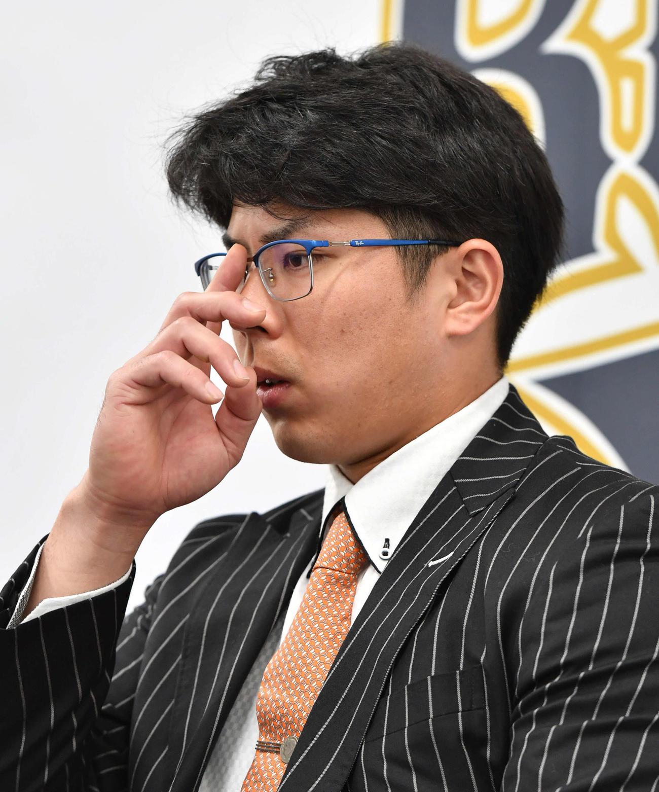 球団との1時間以上の交渉を経て契約更改し、会見する若月（撮影・岩下翔太）