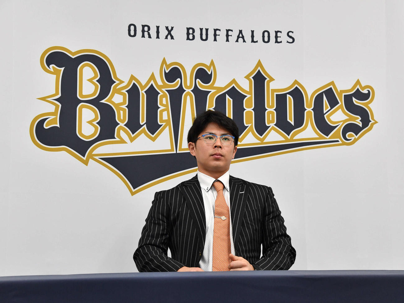 球団との1時間以上の交渉を経て契約更改し、会見に臨んだ若月（撮影・岩下翔太）