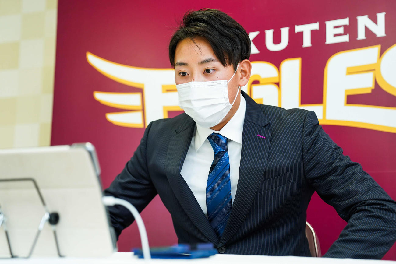 契約更改を終え、オンライン会見に臨む楽天藤平（球団提供）