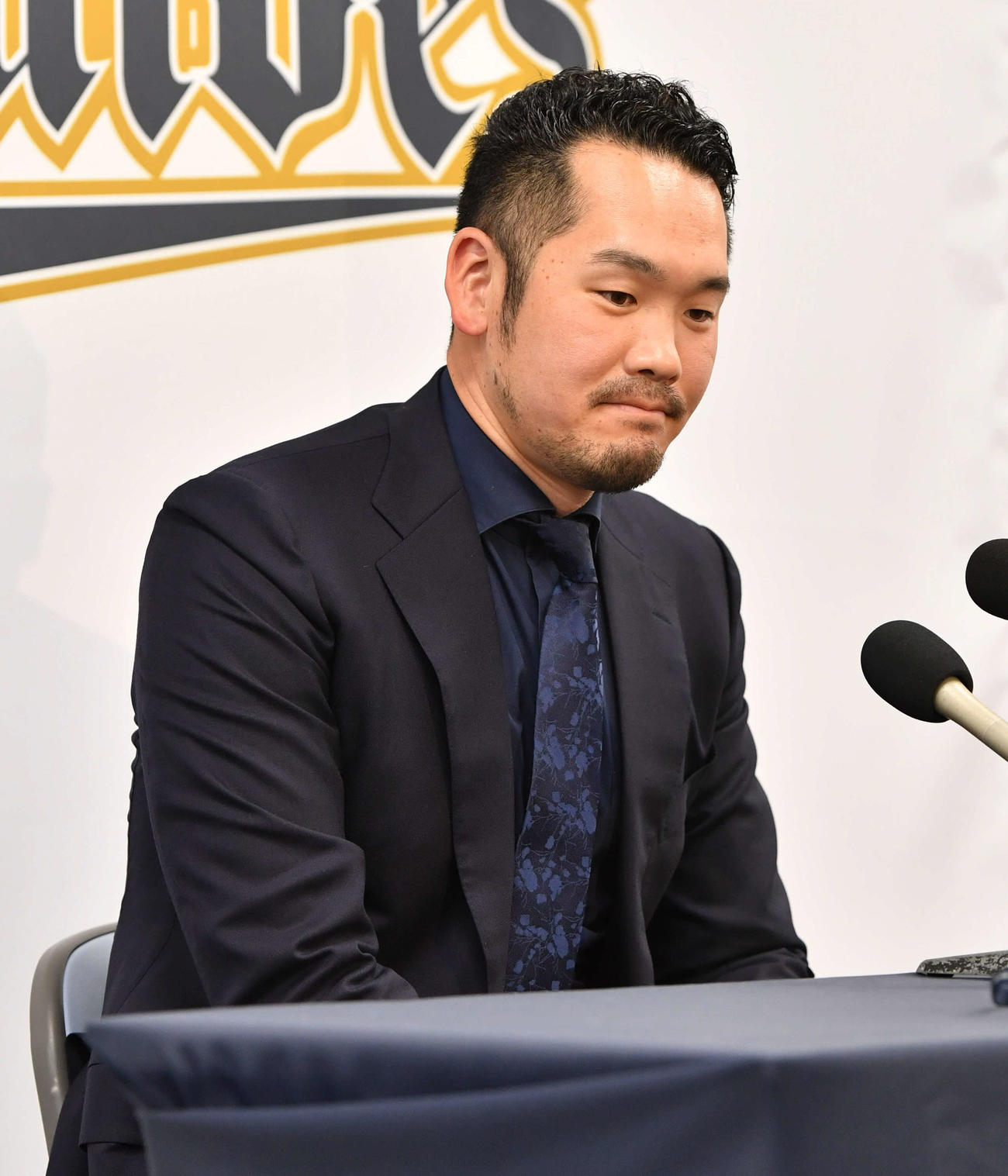 ダウン査定で契約更改し、厳しい表情で会見を行うT－岡田（撮影・岩下翔太）