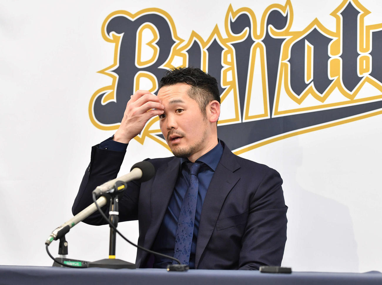 ダウン査定で契約更改し、厳しい表情で会見を行うT－岡田（撮影・岩下翔太）