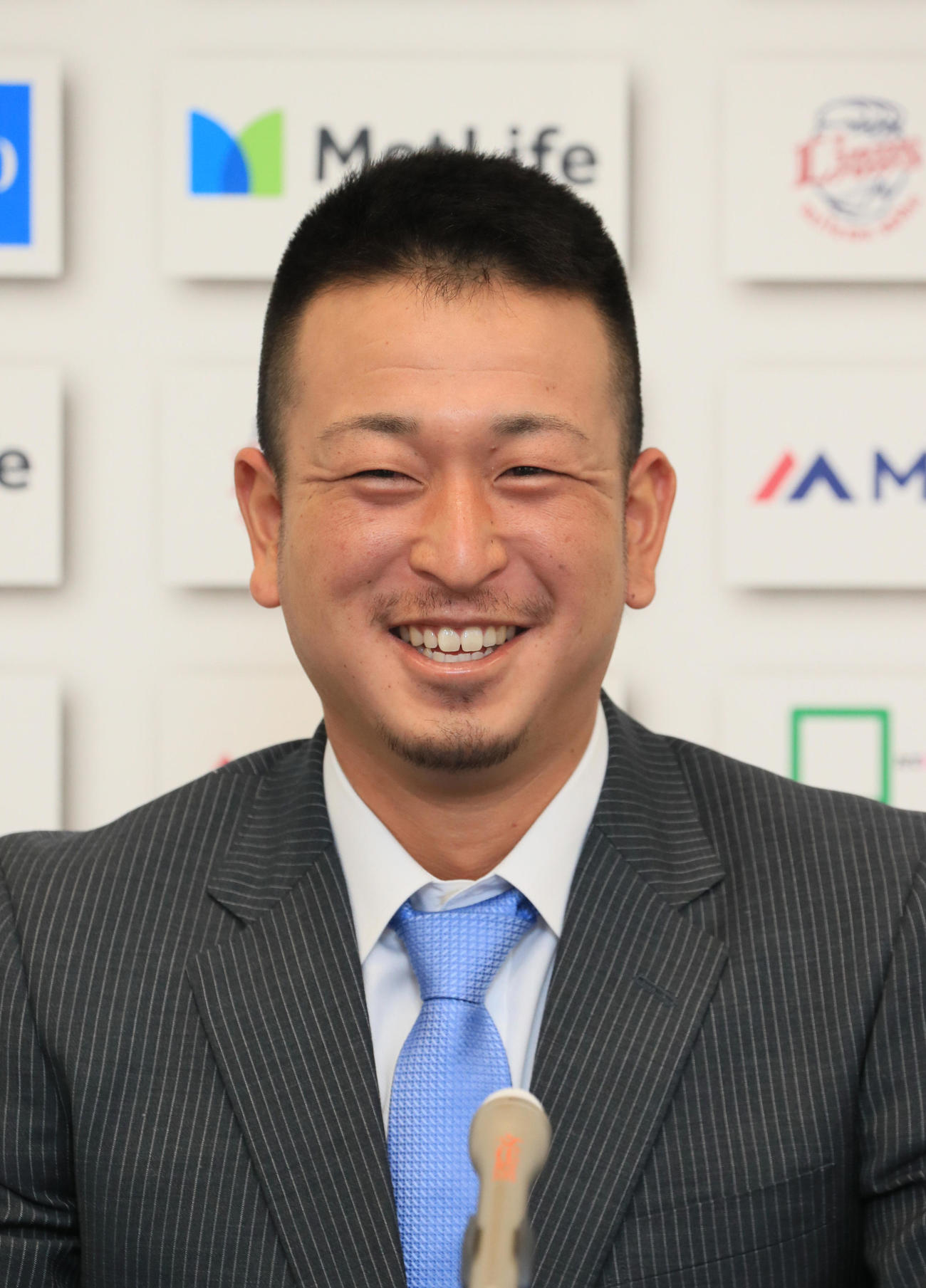 契約更改を終えて笑顔で会見する西武宮川（代表撮影）