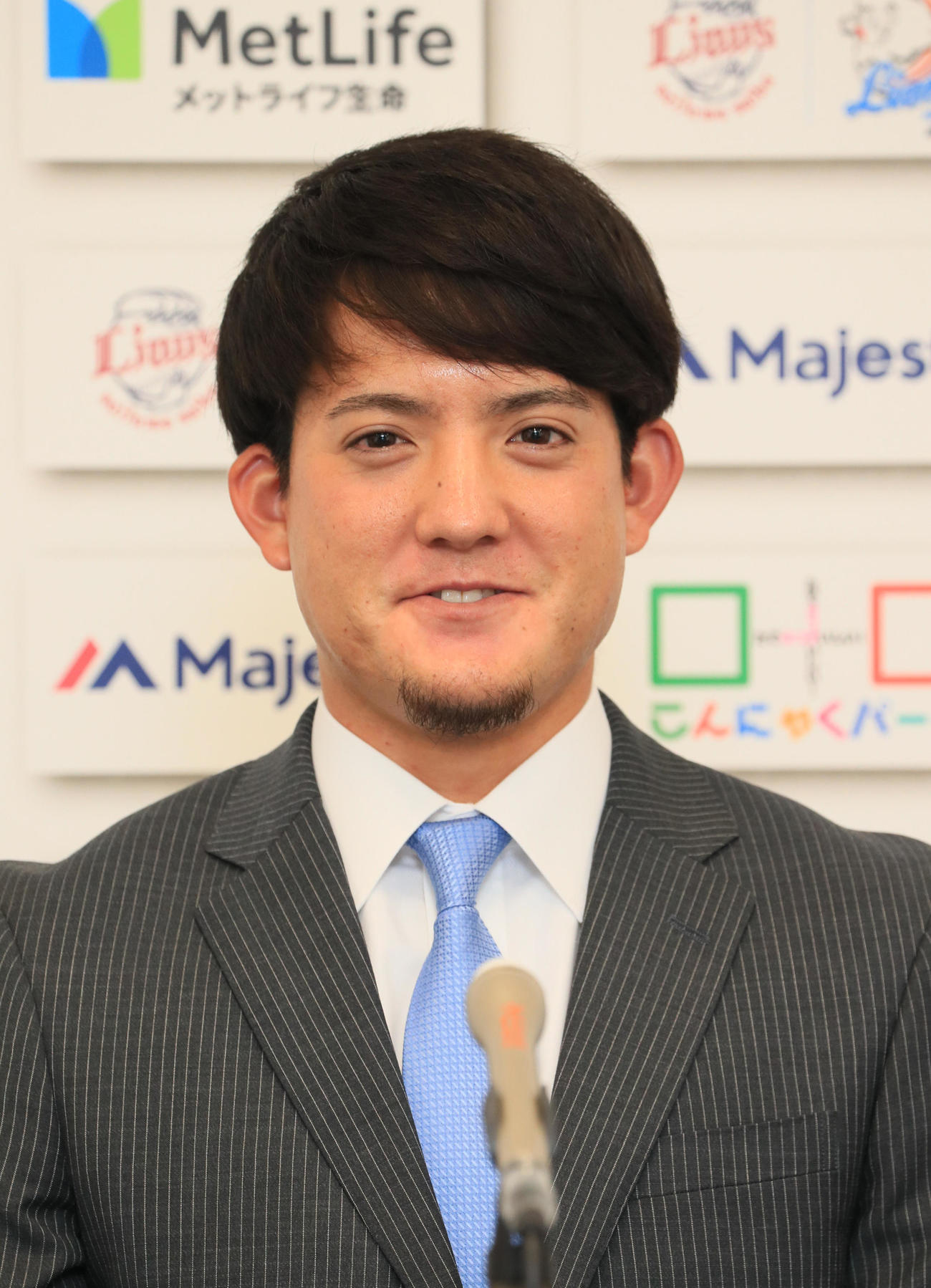 契約更改を終えて会見する西武与座海人（代表撮影）