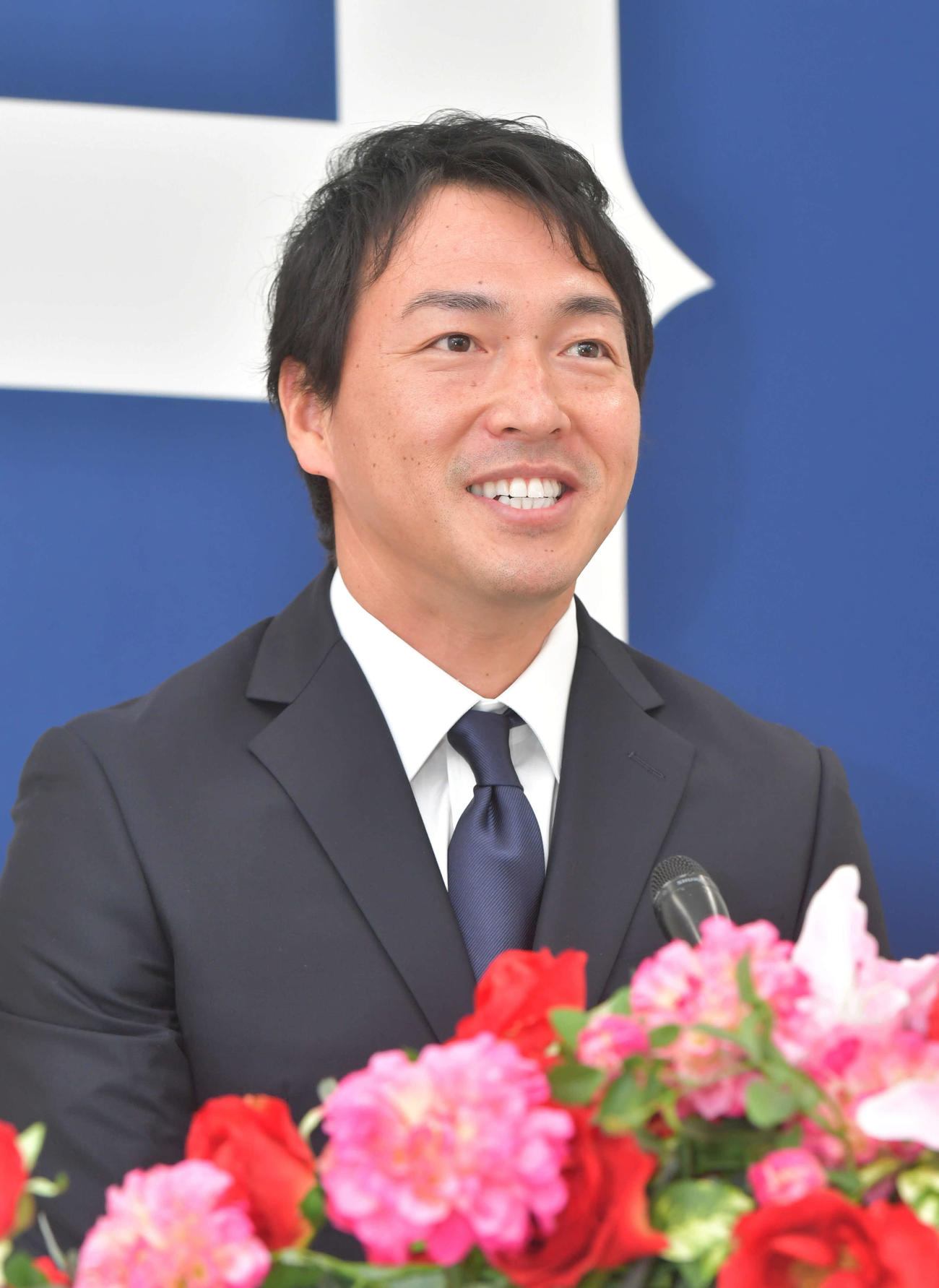 契約更改し会見する広島長野