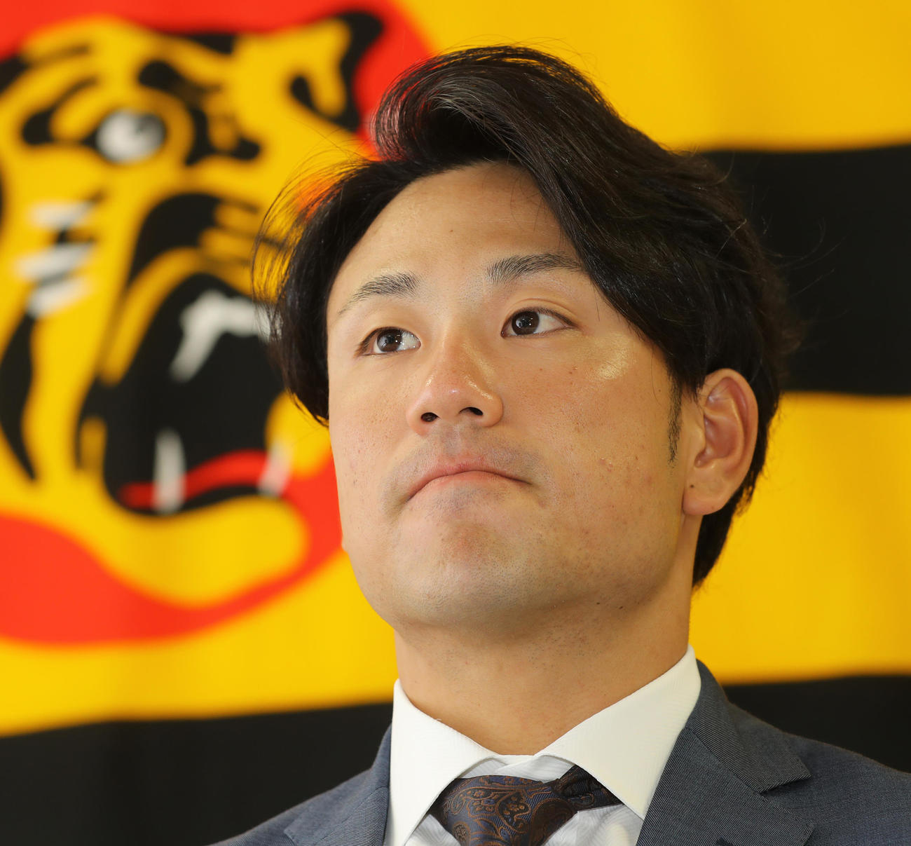 契約更改交渉を終え、報道陣の質問に答える中谷（代表撮影）