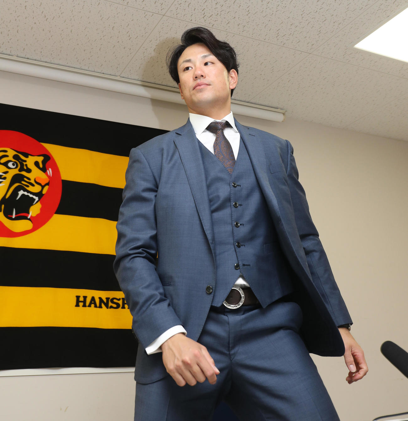 契約更改交渉後の会見を終え、席を立つ中谷（代表撮影）
