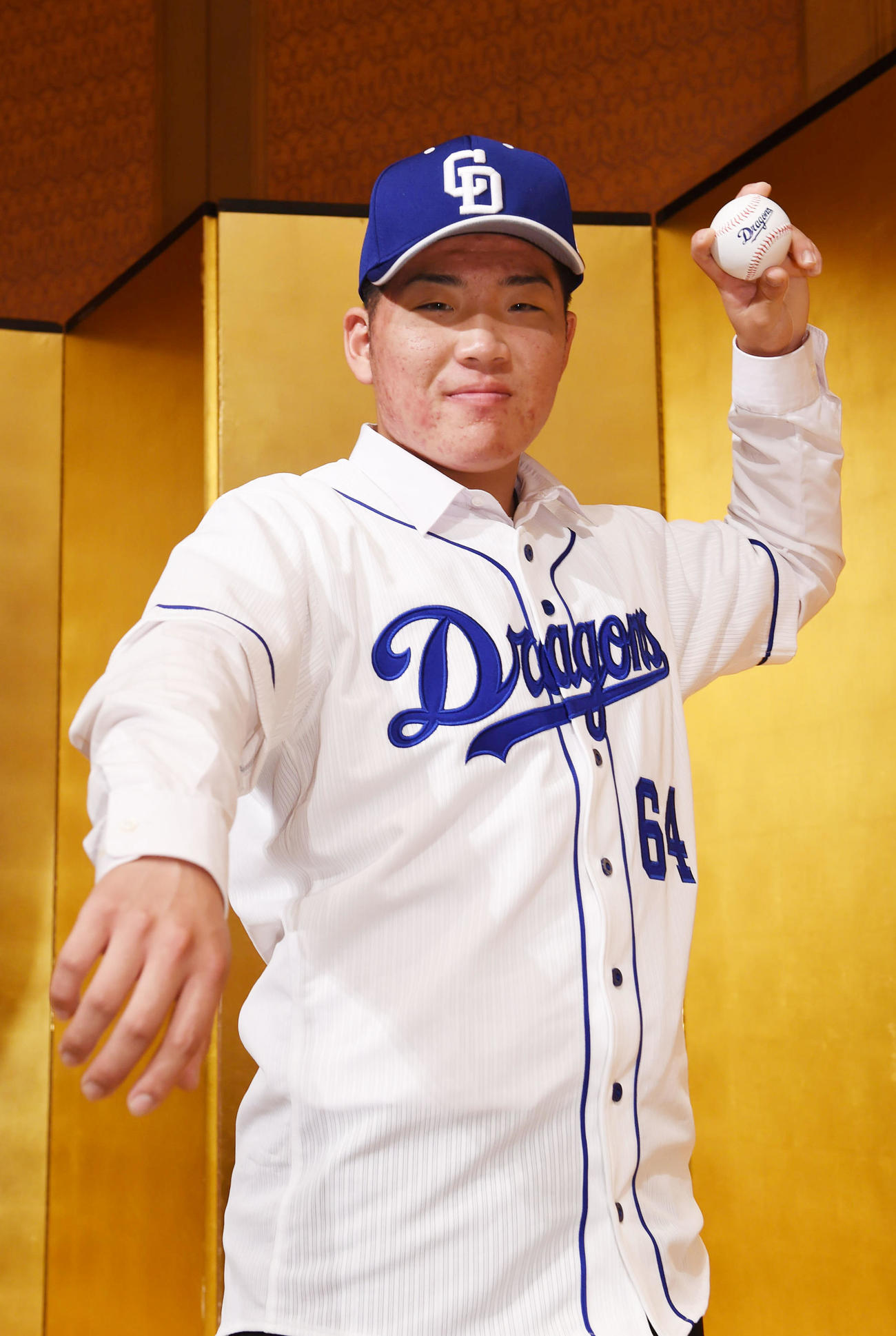 入団発表でポーズを決める福島章太（撮影・森本幸一）
