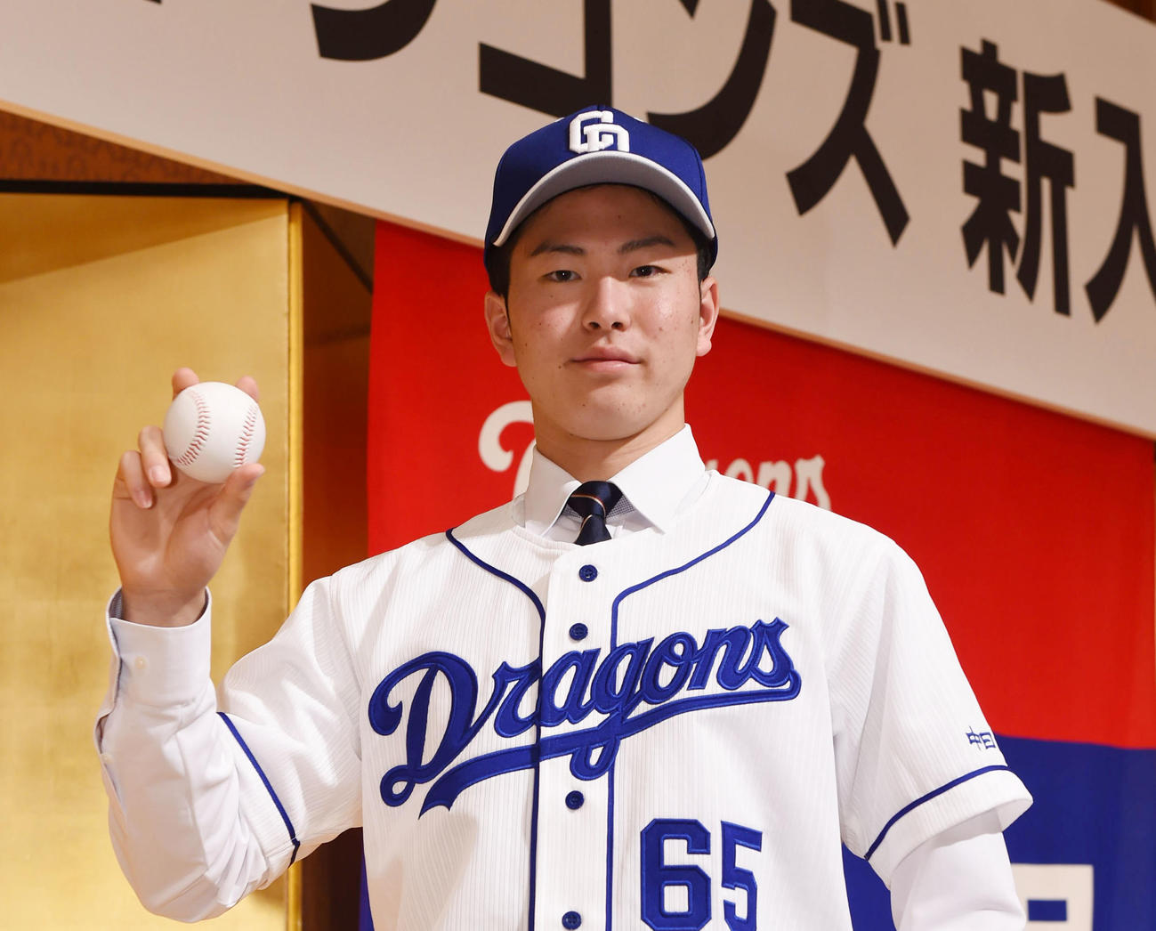 入団発表でポーズを決める加藤翼（撮影・森本幸一）