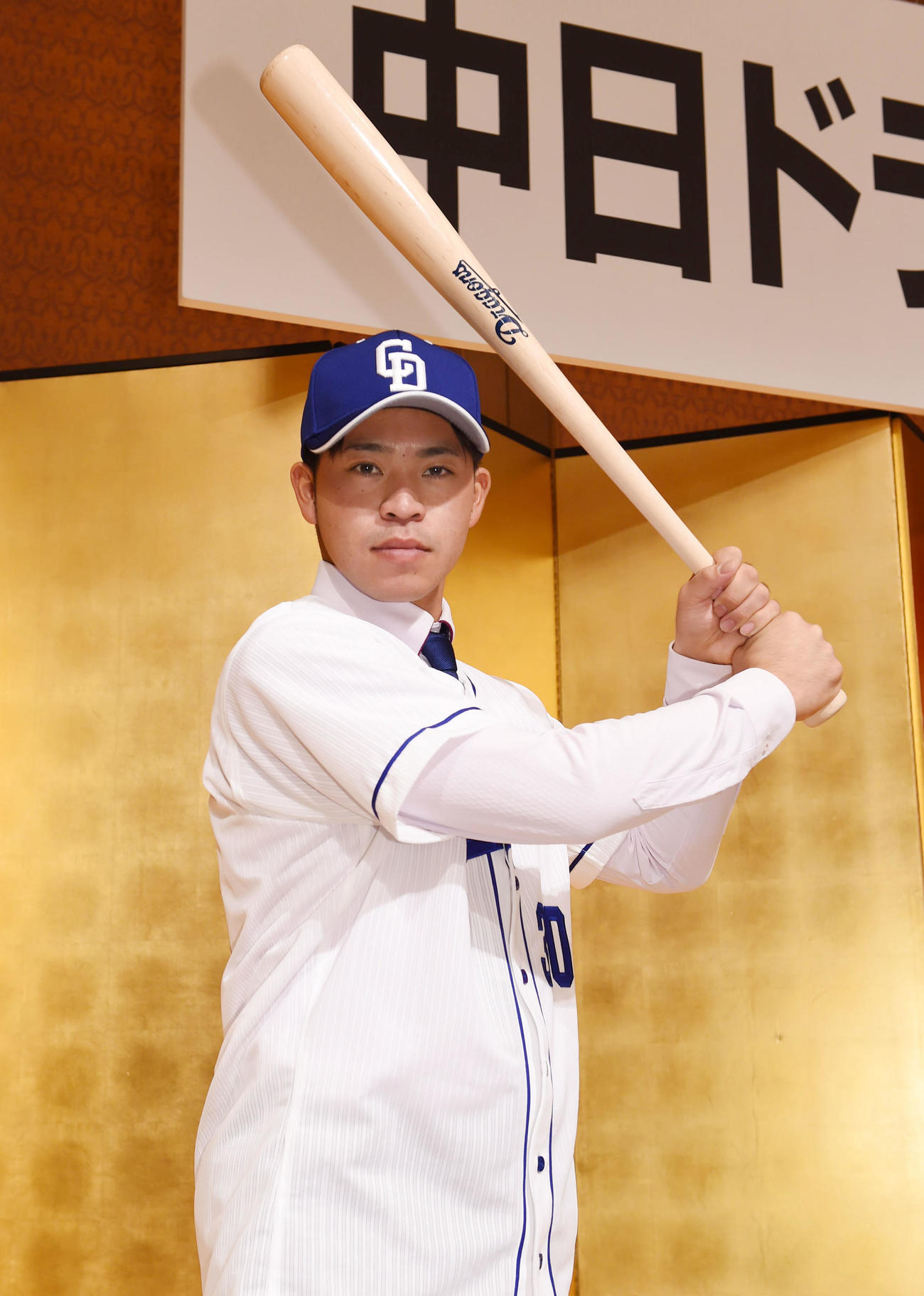 入団発表でポーズを決める三好大倫（撮影・森本幸一）