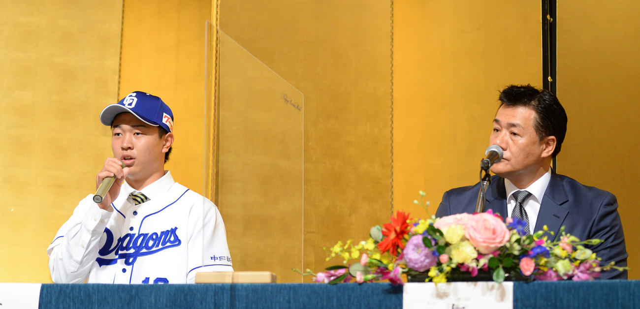 2021年度中日ドラゴンズ新入団発表で会見するD1巡目の高橋宏斗（左）右は与田剛監督（撮影・森本幸一）
