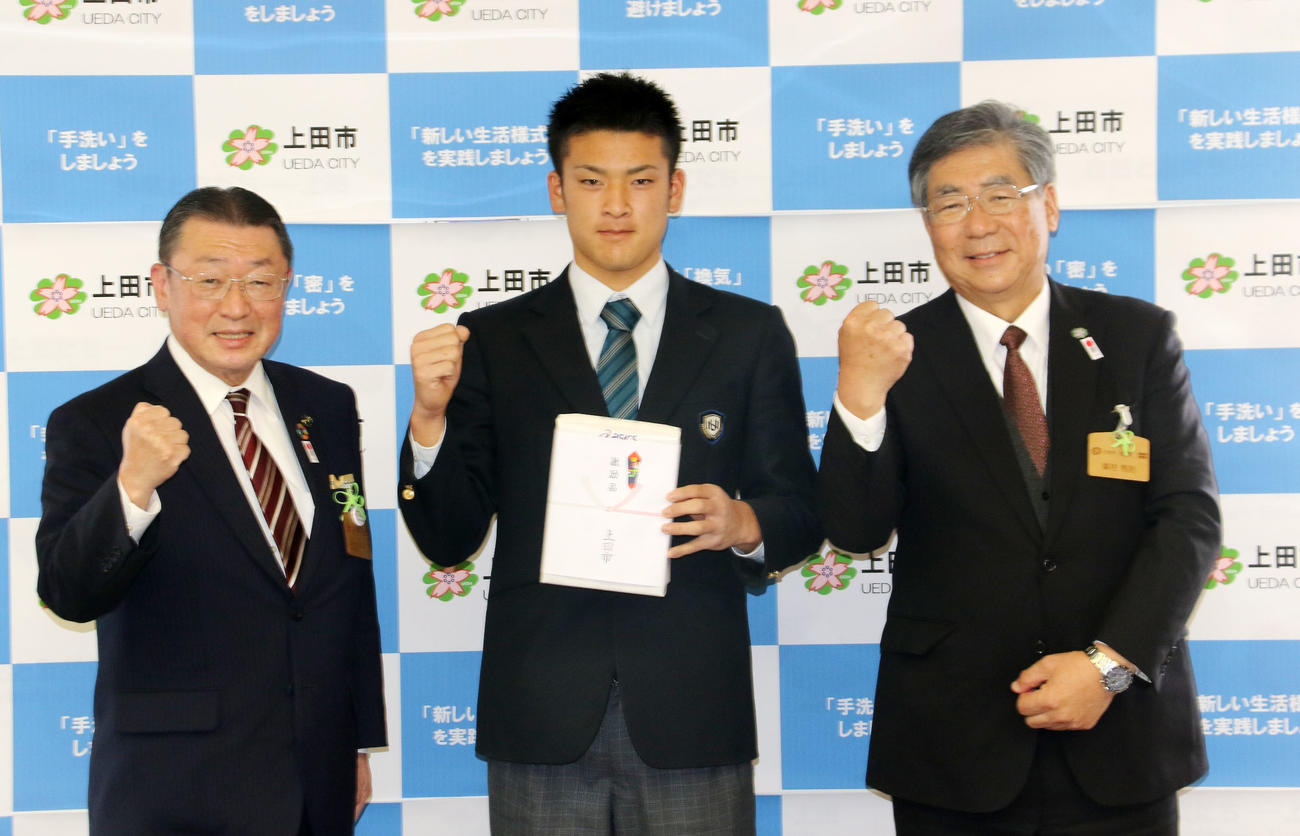 上田市庁を表敬訪問した高寺は、土屋市長（左）、峯村教育長（右）と記念写真に納まる（上田市提供）