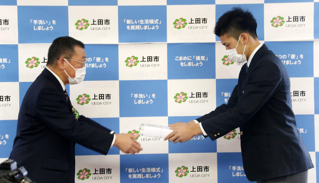 地元上田市の市長を表敬訪問した高寺は土屋市長（左）から記念品を手渡される（上田市提供）