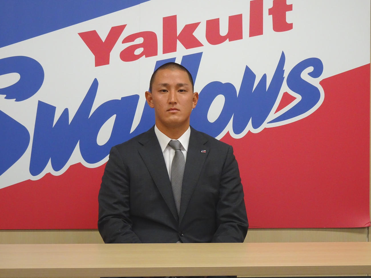 契約更改に臨んだヤクルト中山（代表撮影）