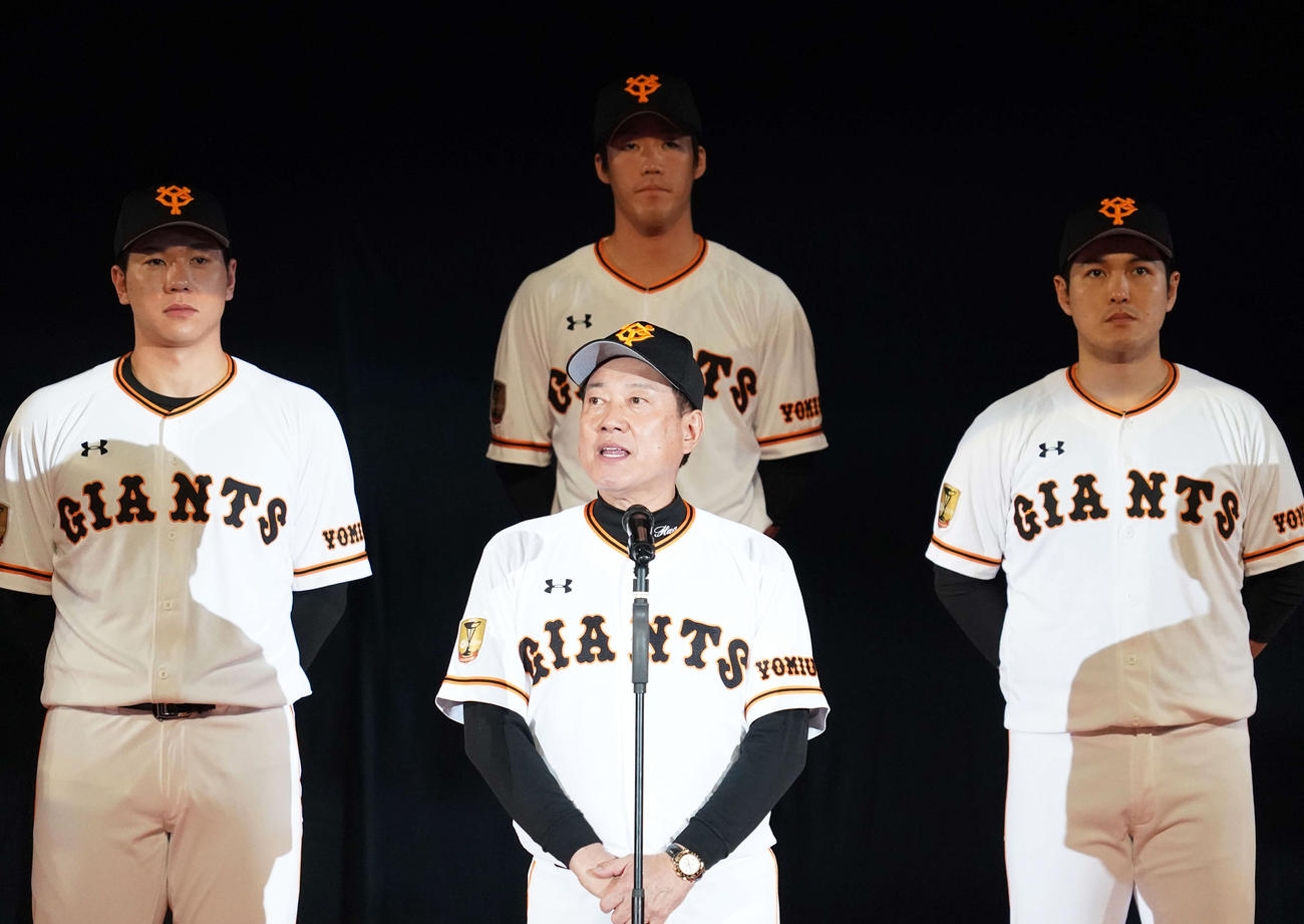 巨人シーズン感謝祭であいさつする原監督（手前中央）（撮影・江口和貴）