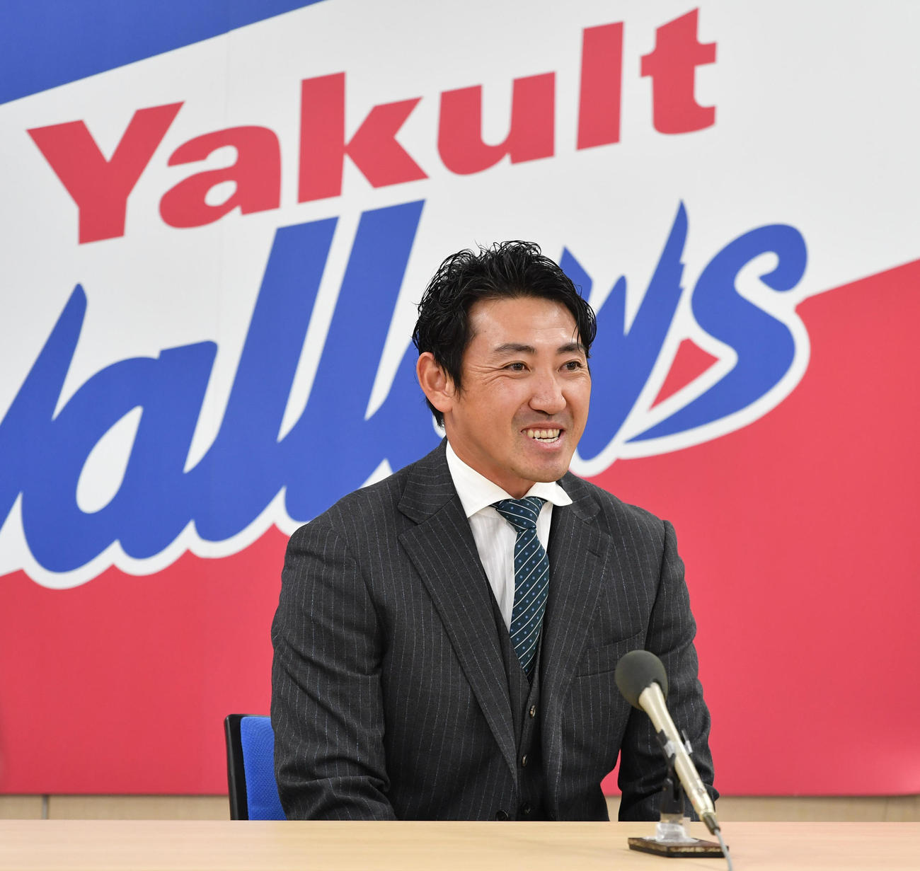 ヤクルトへの入団会見を行った内川聖一（代表撮影）