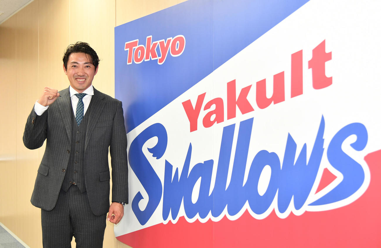 ヤクルトへの入団会見を行い、記念撮影でガッツポーズを見せる内川聖一（代表撮影）
