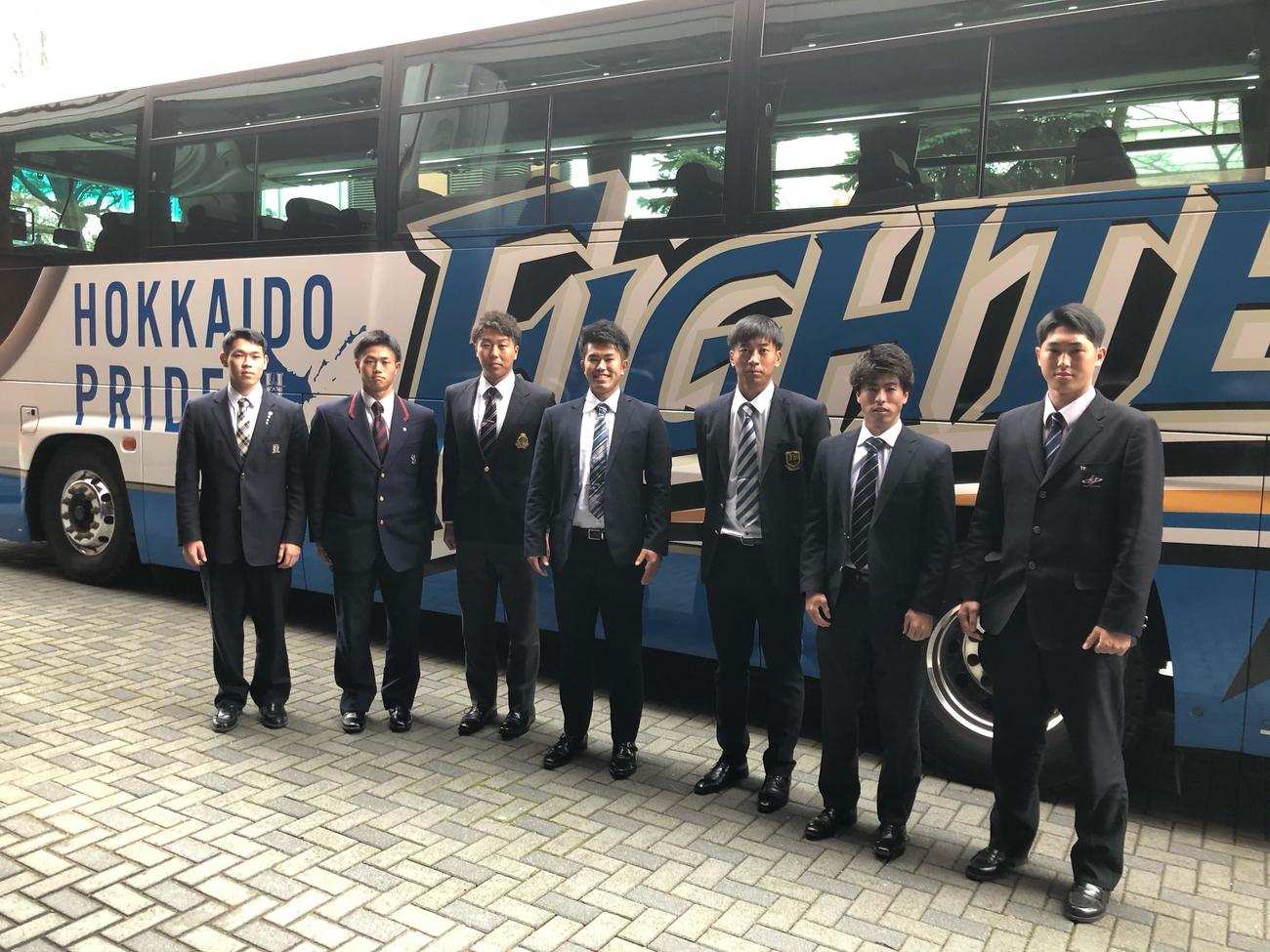 北海道入りした日本ハムの新人選手。（左から）5位根本悠楓投手、4位細川凌平内野手、育成2位齋藤伸治投手、6位今川優馬外野手、3位古川裕大捕手、2位五十幡亮汰外野手、　育成1位松本遼大投手（球団提供）