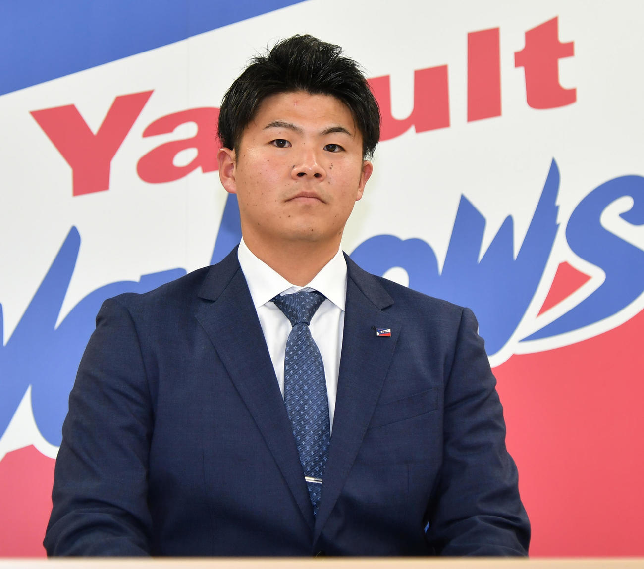 契約更改を終え、取材に応じるヤクルト清水（代表撮影）