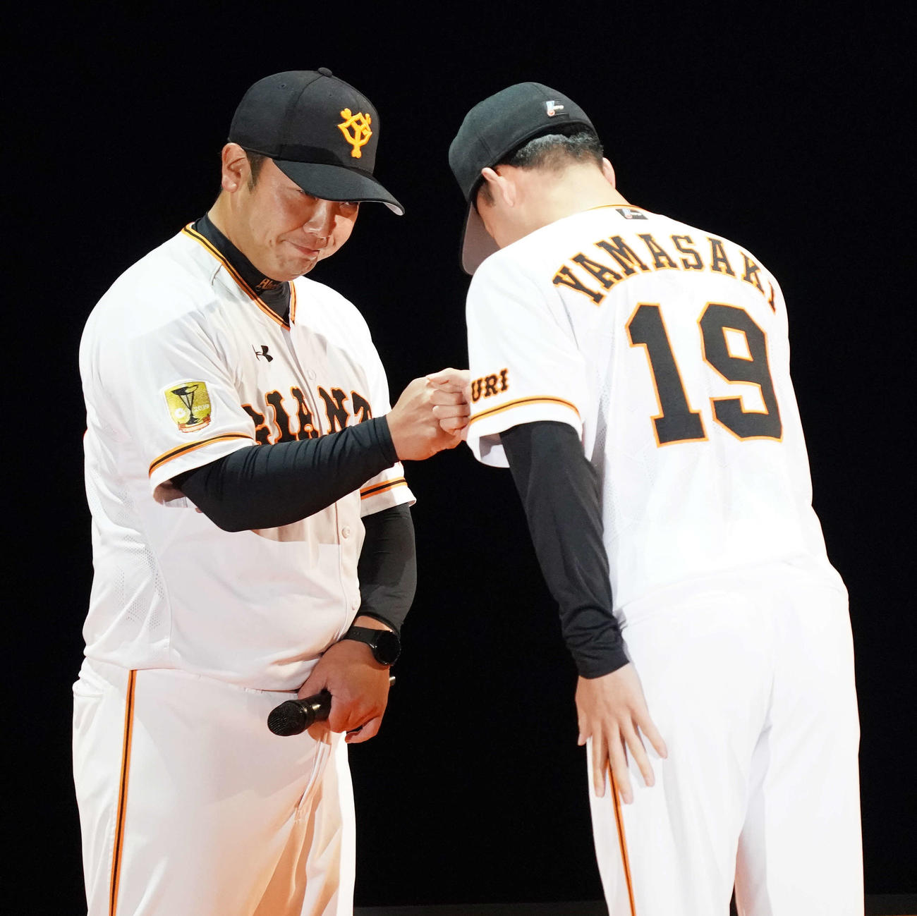 巨人シーズン感謝祭で阿部2軍監督（左）とタッチをかわすドラフト2位の東海大・山崎（撮影・江口和貴）