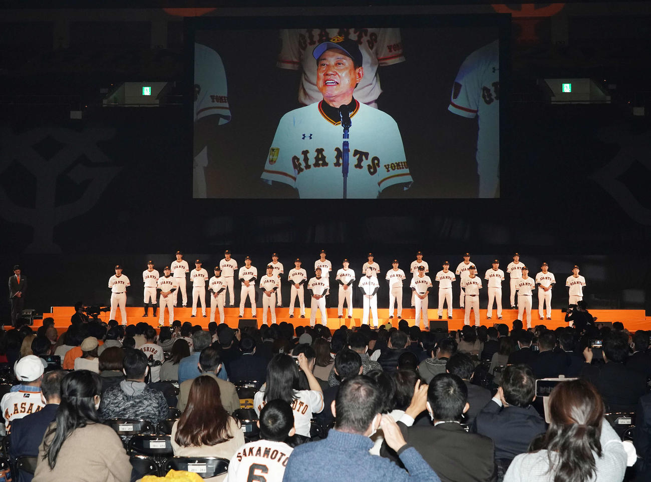 巨人シーズン感謝祭であいさつする原監督（手前中央）（撮影・江口和貴）