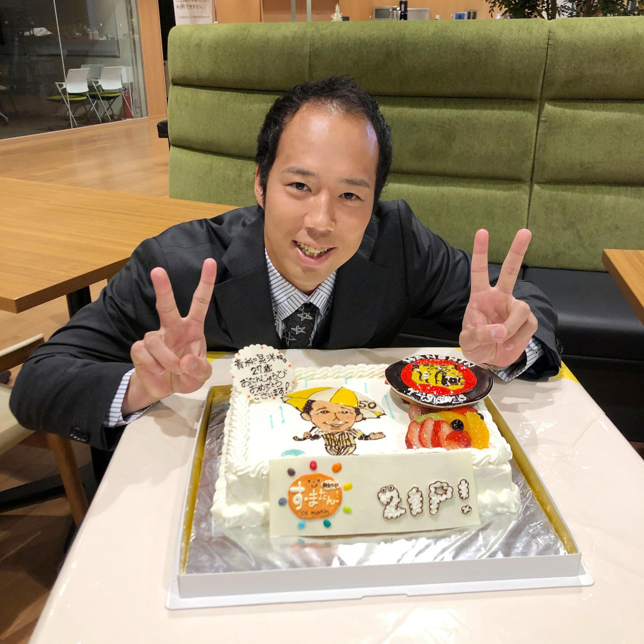 ytb「す・またん！」でプレゼントされたバースデーケーキと写真に納まる青柳（球団提供）