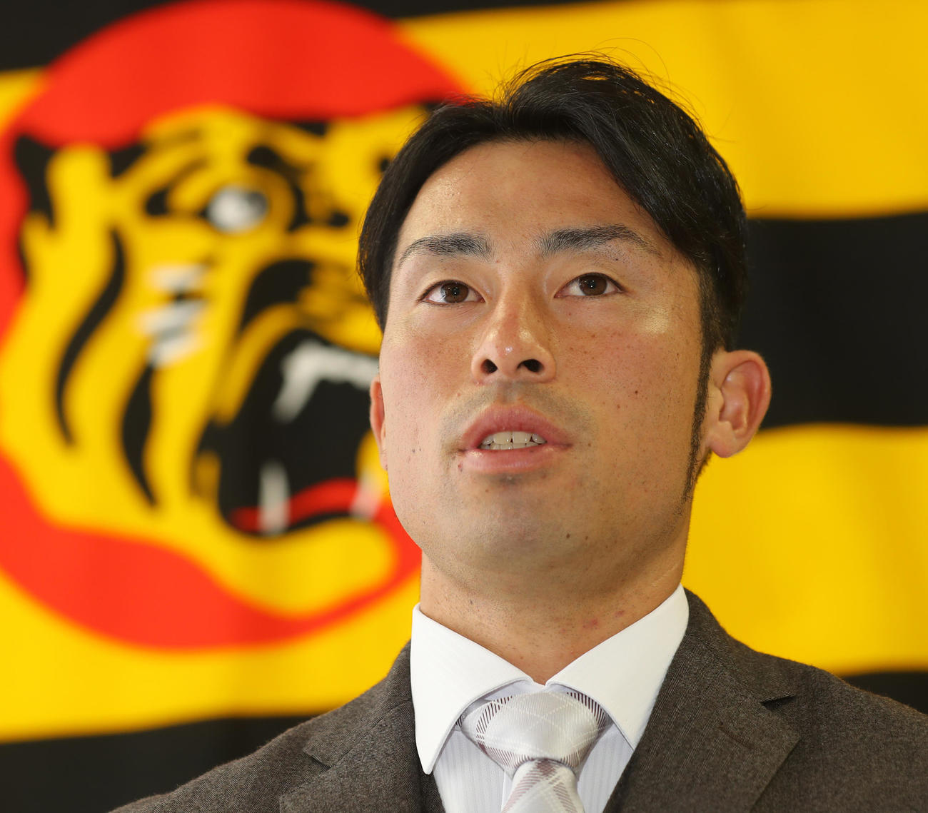 契約更改を終え、質問に答える江越（代表撮影）