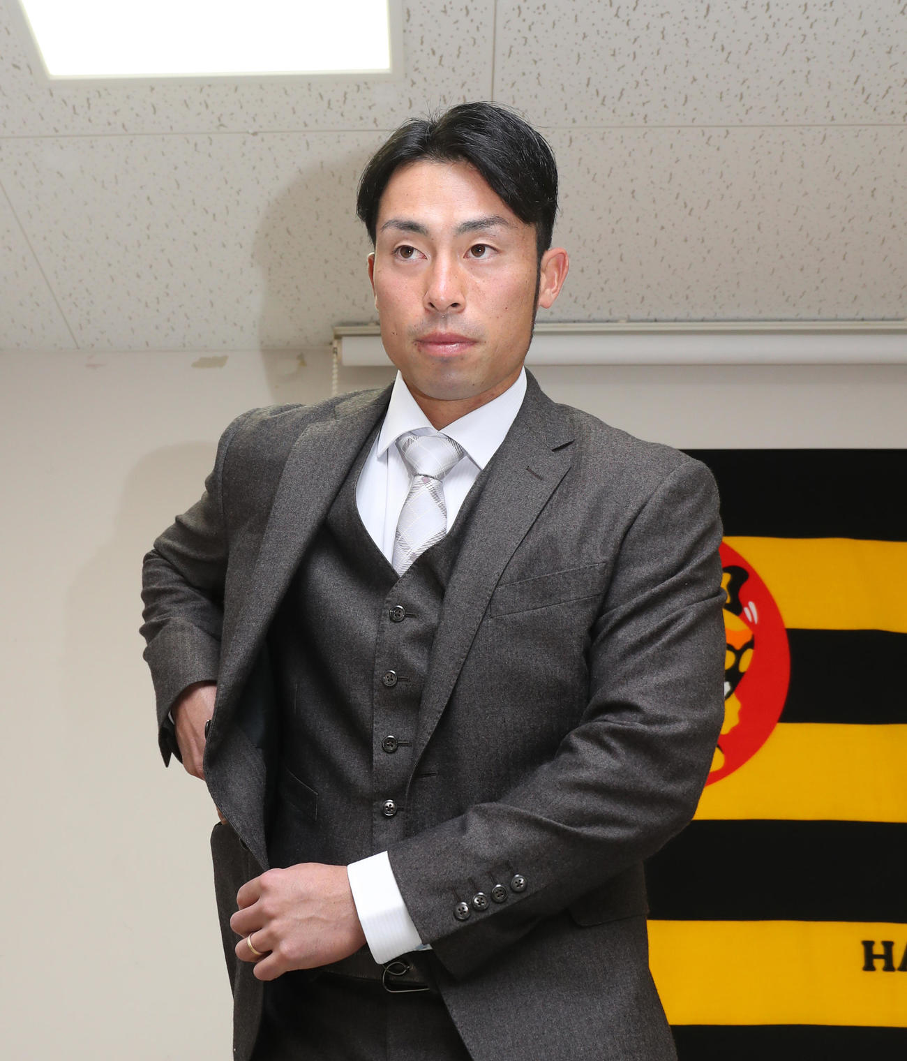 契約更改後の会見を終え、席を立つ江越大賀（代表撮影）