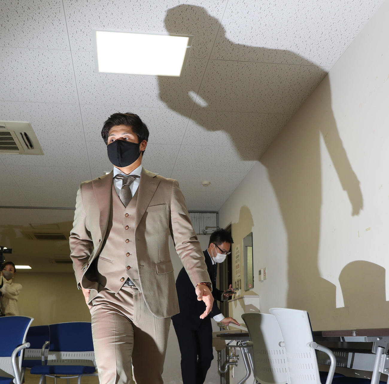 契約更改交渉を終え、会見場に姿を見せた坂本（代表撮影）