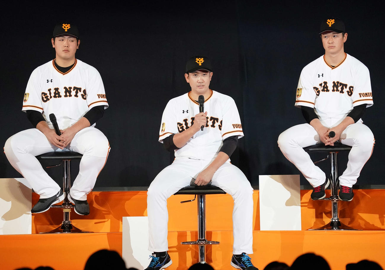 巨人シーズン感謝祭でトークショーに参加する菅野（中央）。左は岡本、右は中川（撮影・江口和貴）